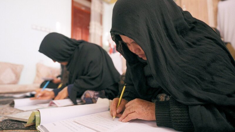  In dieser Kabuler Wohnung lernen erwachsene Frauen das Schreiben und Rechnen und trotzen damit dem Bildungsverbot der Taliban. – Bild: ORF/​NZZ