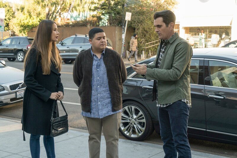 L-R: Gloria Delgado-Pritchett (Sofía Vergara), Manny Delgado (Rico Rodriguez) and Phil Dunphy (Ty Burrell) – Bild: Comedy Central
