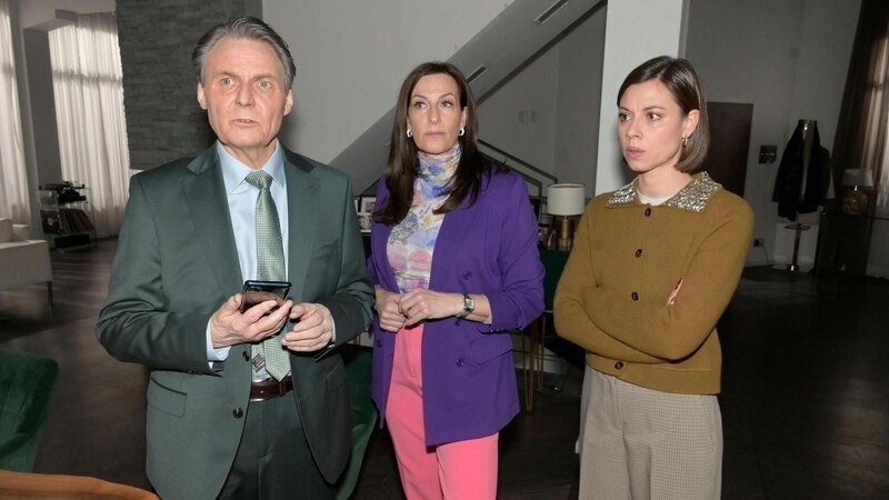 Jo Gerner (Wolfgang Bahro) erklärt Katrin (Ulrike Frank, M.) und Matilda (Anna-Katharina Fecher) die Bedrohung durch Zoe. – Bild: RTL