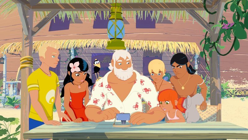 Onkel Patrick (M.) schaut sich das Foto an, das Sam (l.) im Meer von einem unbekannten Wesen gemacht hat, das ihn erschreckt hat. Die Kinder halten es für eine Art Seeungeheuer. – Bild: ZDF/​c Media Valley/​Marzipan Films/​TF1/​Gaumont Animation