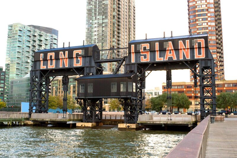 Gantry crane of the Long Island City pier in Queens, New York – Bild: Jose Victor A. L. Calapatia