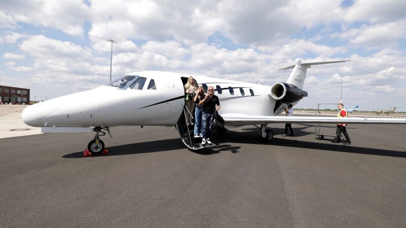 S04E01: Im Privatjet verteilt Davina ihr Erbe. In Berlin kippt Roberts Laune, als er ungewollt zu Fuß zum Terminal muss. – Bild: RTLZWEI