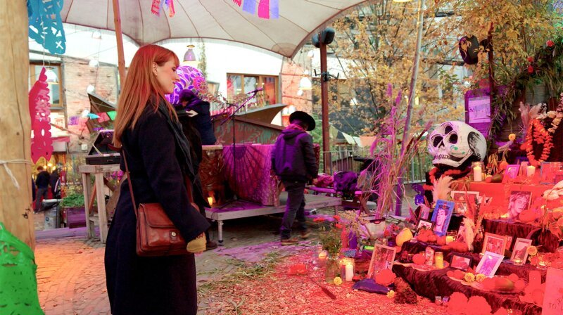 Vor dem Altar für die Verstorbenen auf dem „Dia de los muertos“ In Berlin. – Bild: NDR/​Richard Hegenkötter/​Clip Film