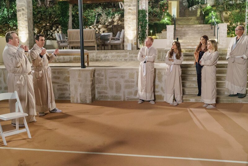 L-R: Cameron Tucker (Eric Stonestreet), Phil Dunphy (Ty Burrell), Mitchell Pritchett (Jesse Tyler Ferguson), Gloria Delgado-Pritchett (Sofía Vergara), Haley Dunphy (Sarah Hyland), Claire Dunphy (Julie Bowen), Jay Pritchett (Ed O’Neill). – Bild: Comedy Central