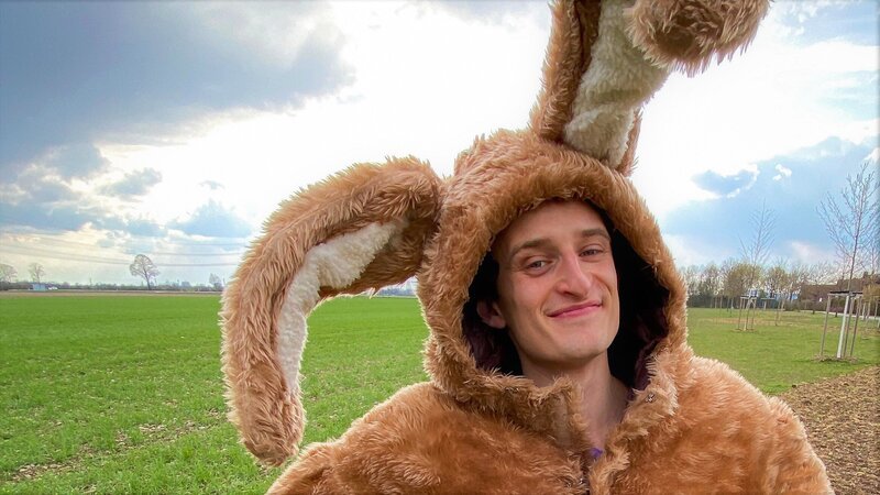 Checker Julian als Osterhase – Bild: BR/​megaherz gmbh/​Hans-Florian Hopfner