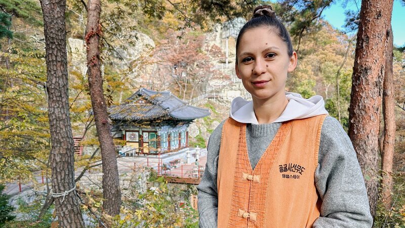 Mira Weingart besucht ein Sterbeseminar in Südkorea. – Bild: SRF