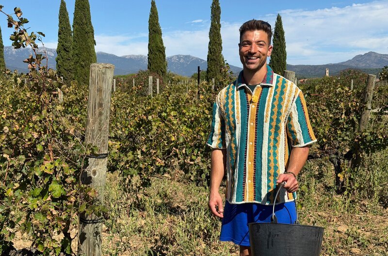 Für „Wunderschön“ erkundet Ramon Babazadeh „Spaniens Wilde Küste“, die weit mehr zu bieten hat als nur Badeurlaub – mit zerklüfteten Buchten, verträumten Fischerdörfern, katalanischem Lebensgefühl und einer außergewöhnlichen Tradition. – Bild: SWR/​WDR/​Paul Bogdanski/​Bavaria E/​SWR Presse/​Bildkommunikation