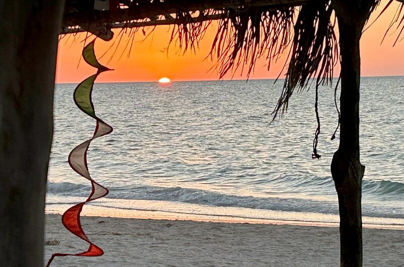 Sonnenuntergang am Meer in Célestun im Nordwesten der Halbinsel Yucatán am Golf von Mexiko. Das kleine Fischerdorf blieb bisher vom Massentourismus verschont, könnte durch Tren Maya aber bald von entdeckungsfreudigen Gästen überlaufen werden. – Bild: SWR/​Alexander Schweitzer