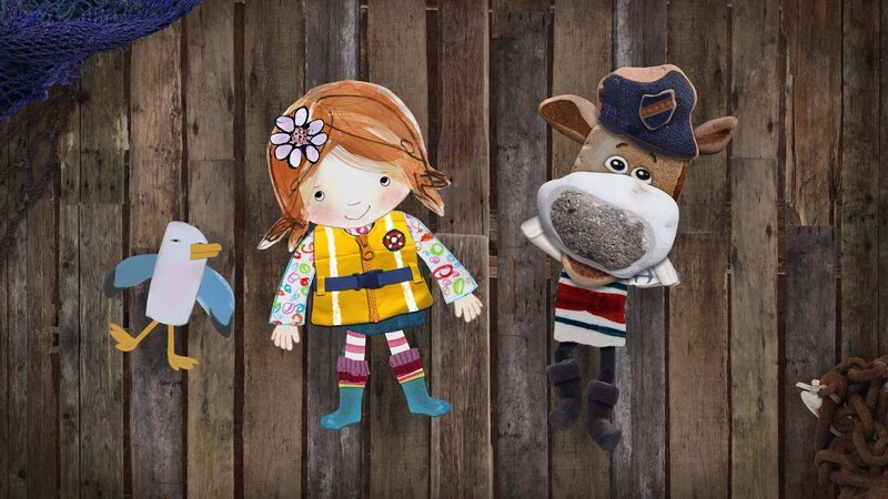 Pelle, Lily und Salty betrachten Wolkenbilder, die aussehen wie lustige Tiere. – Bild: KiKA/​Sixteen South