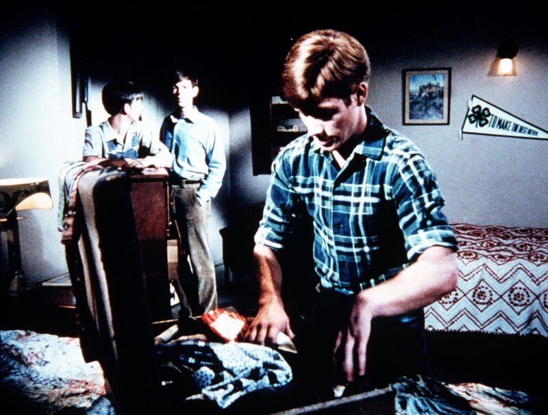 Traurig sehen Jim-Bob (David W. Harper, hinten l.) und Jason (Jon Walmsley, hinten r.) ihrem Bruder Ben (Eric Scott, r.) beim Packen zu. Dieser verlässt die Familie, um in der Stadt zu arbeiten … – Bild: Sat.1 Gold