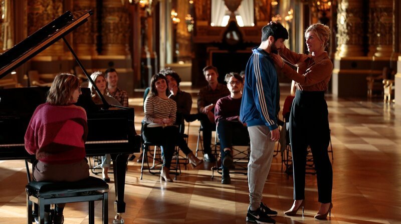Antoine Zerkaoui als MB14 (Mohamed Belkhir, l.) und Madame Loyseau (Michèle Laroque, r.) mit Orchester – Bild: WDR/Firstep/Darka Movies/Studiocanal/C8 Films Antoine Zerkaoui als MB14 (Mohamed Belkhir, l.) und Madame Loyseau (Michèle Laroque, r.) mit Orchester – Bild: WDR/Firstep/Darka Movies/Studiocanal/C8 Films