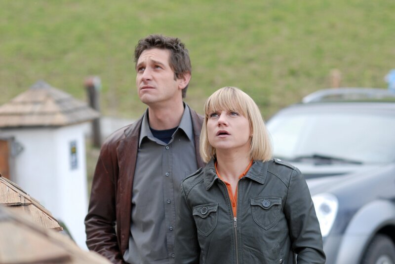 Andreas Kiendl (Klaus Lechner), Kristina Sprenger (Karin Kofler). – Bild: ORF 1