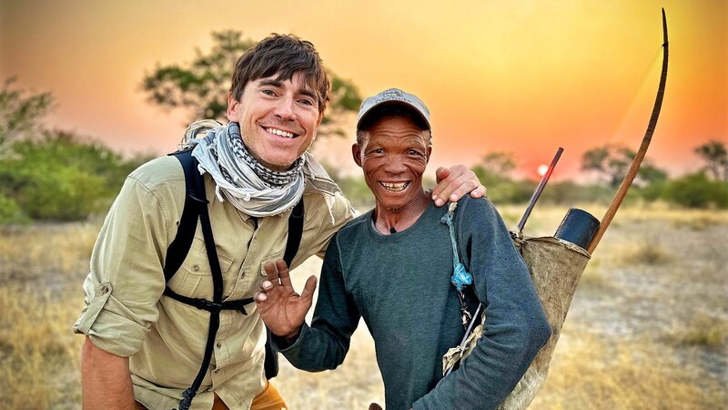 Simon Reeve mit San-Jäger Tui in der Kalahari – Bild: SRF/​BBC/​The Garden/​Piers Leigh