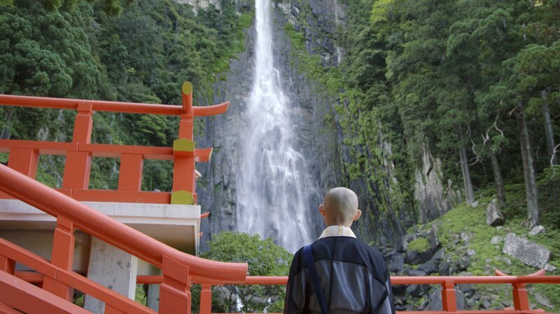 Maruko am shintoistischem Heiligtum des Nachi Schreins – dem über 120 Meter hohen Wasserfall. – Bild: BR/​NDR/​Frank Mirbach