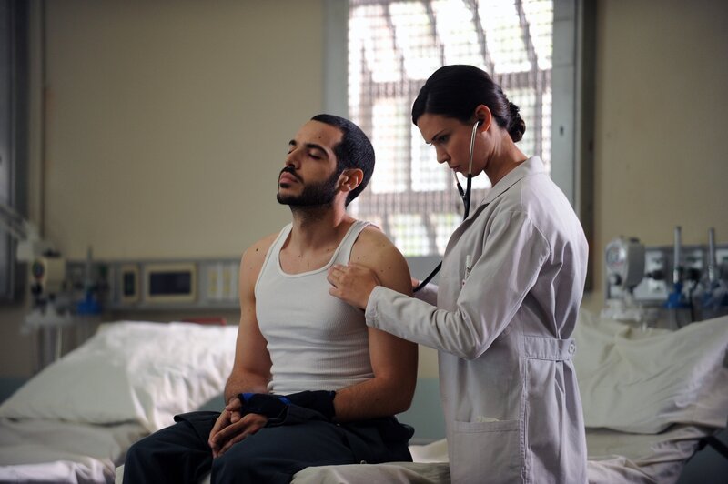 Weil die Gefängnisärztin Dr. James (Odette Annable, r.) nicht alleine darauf kommt, was Nick (Sebastian Sozzi, l.) fehlt, kontaktiert sie House … – Bild: ATV2