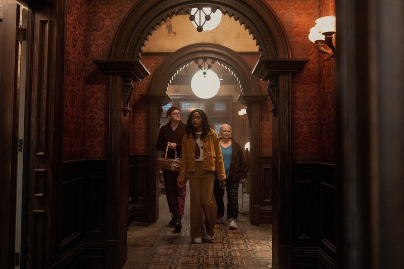 THE ’BURBS -- „Sardine?“ Episode 103 -- Pictured: (l-r) Mark Proksch as Tod, Keke Palmer as Samira, Paula Pell as Lynn – Bild: PEACOCK /​ Universal /​ Universal Content Productions LLC