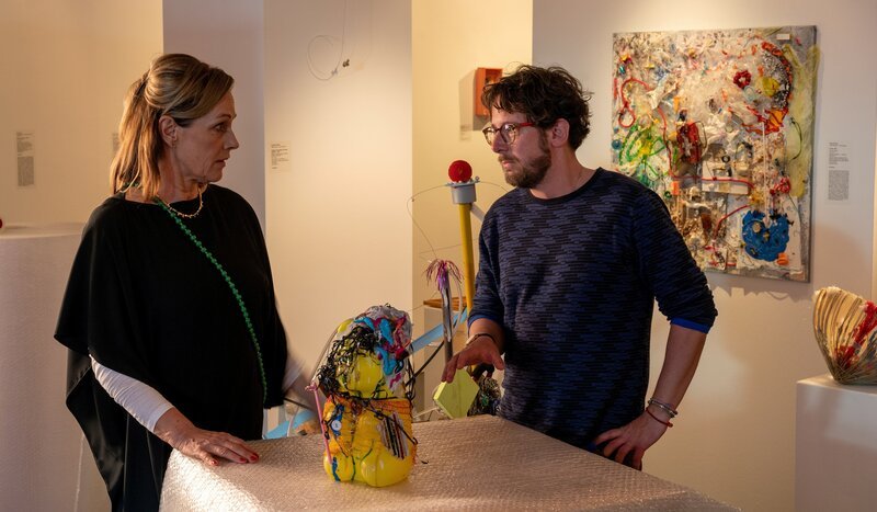 Mord in der Kunstgalerie: Vivian Roths (Sabine Bach) Assistent wird erschlagen aufgefunden und die Tatwaffe kann schnell ermittelt werden: eine gläserne Hunde-Skulptur. Hat Oliver Hagen (Marian Meder), der Schöpfer der Skulptur, etwas mit dem Tod zu tun? – Bild: ZDF/​Markus Fenchel