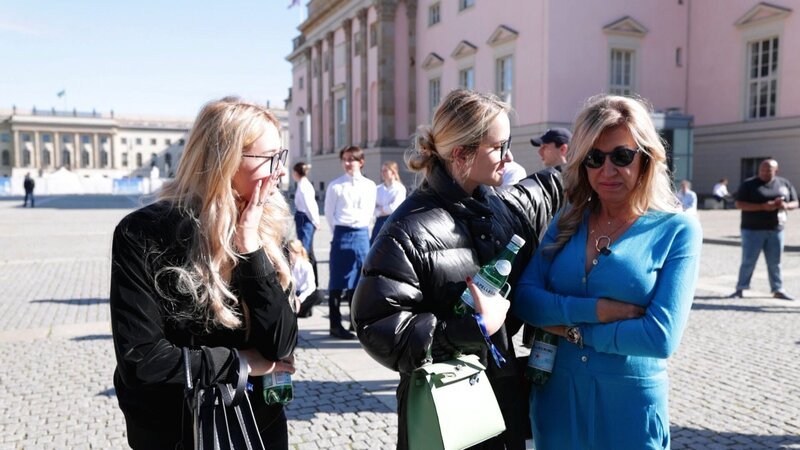 S04E02: Feueralarm reißt die Geissens aus dem Schlaf – ein Hotelzimmer steht in Flammen. Rauch zieht in die Zimmer, die Gäste müssen raus. Carmen schnappt die Pässe, die Töchter retten ihre Designer-Handtaschen, Robert verläuft sich im Hotel. – Bild: RTLZWEI