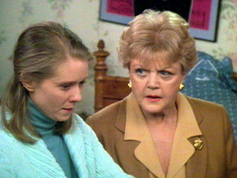 Jessica (Angela Lansbury) wird gebeten, sich um die völlig verstörte Alice (Cynthia Nixon) zu kümmern. – Bild: Sat.1 Gold