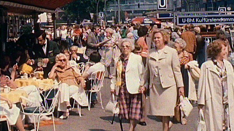 Eine unterhaltsame Reise in das Berlin der 60er, 70er und 80er Jahre. Wie verbrachten die Berlinerinnen und Berliner ihren Sonntag? Erinnerungen von Carmen-Maja Antoni, Brigitte Grothum, Reporterlegende Ulli Zelle, Kultfriseur Frank Schäfer und vielen anderen. – Auf’m Ku’damm. – Bild: rbb