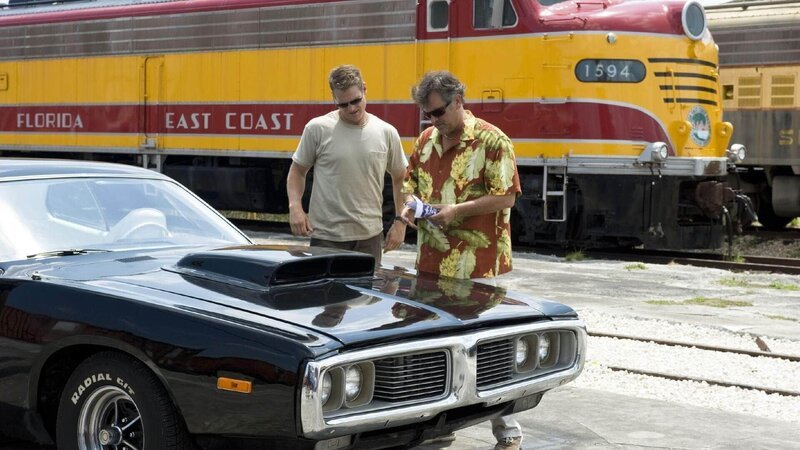 Harlan (Brian Van Holt, l.) und Sam (Bruce Campbell) wissen es aus Erfahrung: Bei einer gefärlichen Mission ist das Timing besonders wichtig. – Bild: RTL /​ 20th Century Fox