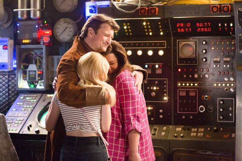 (v.li.): Meg Donnelly (Taylor Otto), Nathan Fillion (Nathan Fillion), Katy Mixon (Katie Otto) – Bild: ORF/​Disney/​ABC/​Michael Ansell