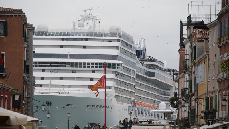 Die Kreuzfahrtschiffe kommen! Attacke auf die Stadt in der Lagune. – Bild: ZDF/​Bernhard von Dadelsen