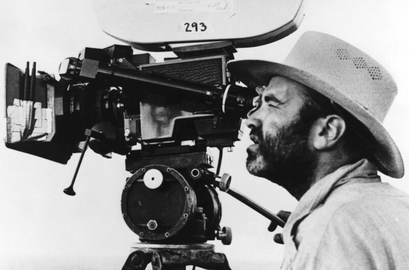 Terrence Malick am Set von „Days of Heaven“ – ein seltenes Foto des sonst öffentlichkeitsscheuen Regisseurs – Bild: Everett Collection