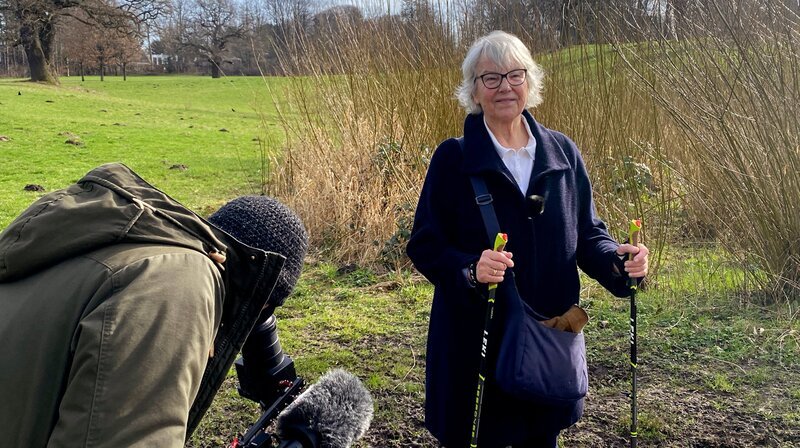 Nachdem ihr Mann verstorben ist, hat Waldtraut Hornmann nochmal einen Neuanfang gemacht. – Bild: NDR/​Katrin Spranger