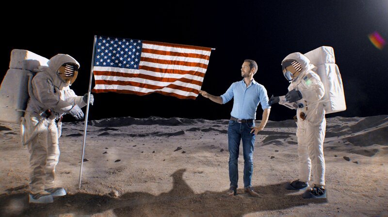 Moderator Mirko Drotschmanm am Set der „Mondlandung“. – Bild: phoenix/​ZDF/​Jonah de Graaff