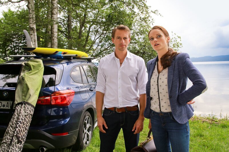 Nachdem Controller Lorenz (Benedikt Blaskovic, l.) am See einen Toten gefunden hat, hat Pathologin Mai (Sina Wilke, r.) bereits erste Erkenntnisse. – Bild: ZDF/​Christian A. Rieger – klick