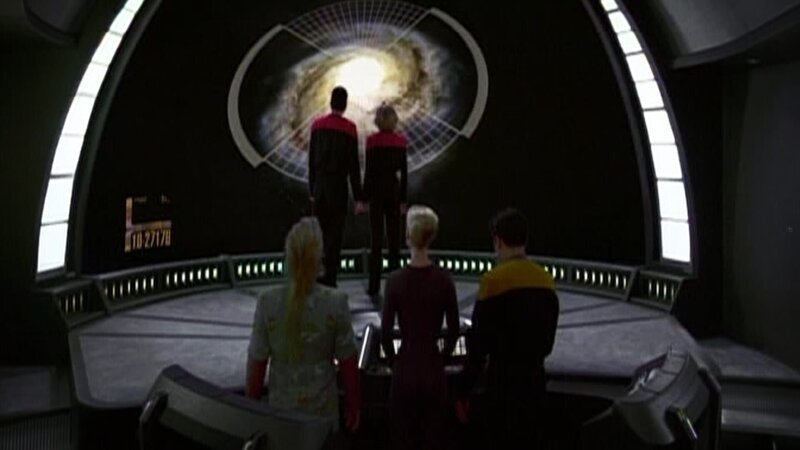 L-R: Neelix (Ethan Phillips), Chakotay (Robert Beltran), Kathryn Janeway (Kate Mulgrew), Seven of Nine (Jeri Ryan) und Harry Kim (Garrett Wang) – Bild: Tele 5