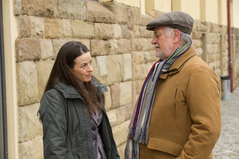 Friedemann Sonntag (Christian Pätzold) bedauert immer noch, dass seine ehemalige Kommissar-Anwärterin Theresa Engelhardt (Anne Diemer) seinerzeit den Dienst quittiert hat. – Bild: ZDF/​MARKUS-FENCHEL