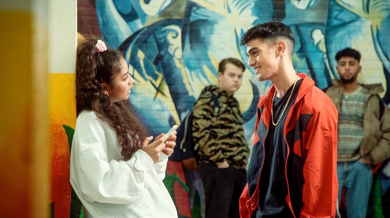 Leyla (Samirah Breuer) und Osman (Mido Kotaini) kommen sich näher und verabreden sich zu einem Date. – Bild: SWR