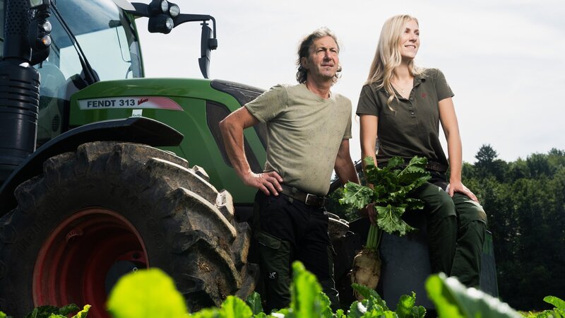 Barbara und Alfons Steinberger bewirtschaften ihren Ackerbaubetrieb noch ganz konventionell und mit Leidenschaft. – Bild: ZDF und Marian Lenhard