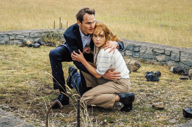 Felix Voss (Fabian Hinrichs) und Eva Hentschel (Sina Martens) gehen in Deckung. – Bild: BR/​X Filme Creative Pool GmbH/​Hendrik Heiden