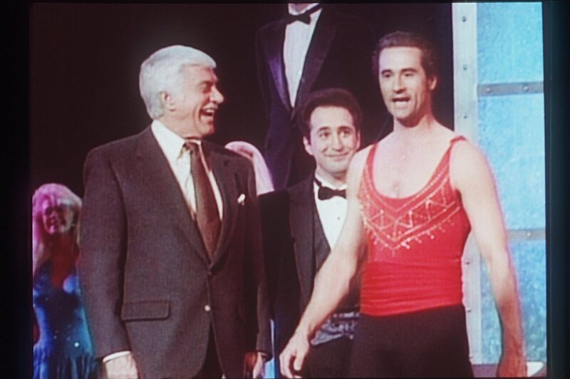 Dr. Sloan besucht die Zauberkünstler Eddie Clarke und Madison. – Bild: Sat.1 Gold