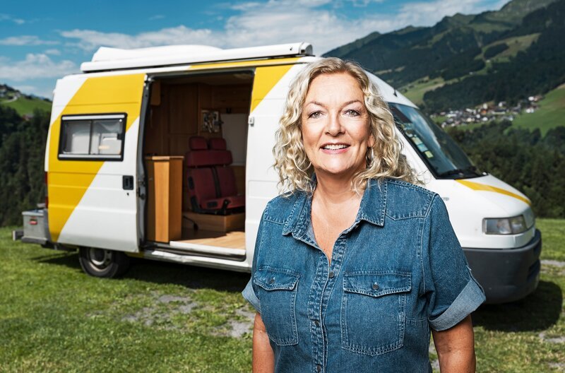 Camping-Enthusiastin Bettina Tietjen fährt mit Comedy-Legende Ingolf Lück, „No Angels“-Sängerin Lucy Diakovska, Comedian und Dialekte-Profi Lukas Staier alias Cossu, Schauspielerin und Kabarettistin Gisa Flake, Schauspieler Oliver Mommsen und Moderatorin und Influencerin Lola Weippert vom Bodensee zum Gardasee. – Bild: NDR/​Ilja Mess
