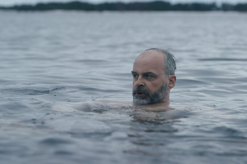 Zu den Leidenschaften des genialen Mordermittlers Sven Hjerson (Johan Rheborg) zählt auch das Eisbaden. – Bild: ZDF und B-Reel/​Johan Paulin