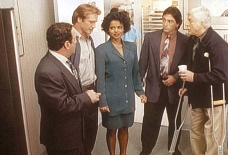 (v.l.n.r.) Briggs (Michael Tucci), Steve (Barry Van Dyke), Amanda (Victoria Rowell), Jack (Scott Baio) und Dr. Sloan (Dick Van Dyke) diskutieren, wer der Mörder sein könnte. – Bild: ProSieben Media AG