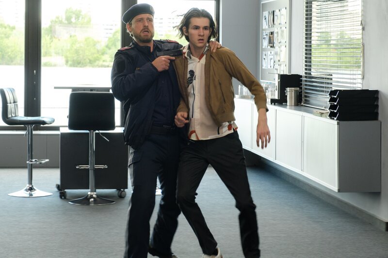 Ludwig Pichler (Fabian Schiffkorn, l.) hat Gio Egger (Enzo Gaier, r.) in seine Gewalt genommen, um seinen Sohn Luca zu retten. – Bild: Petro Domenigg/​FILMSTILLS.AT KG /​ ZDF