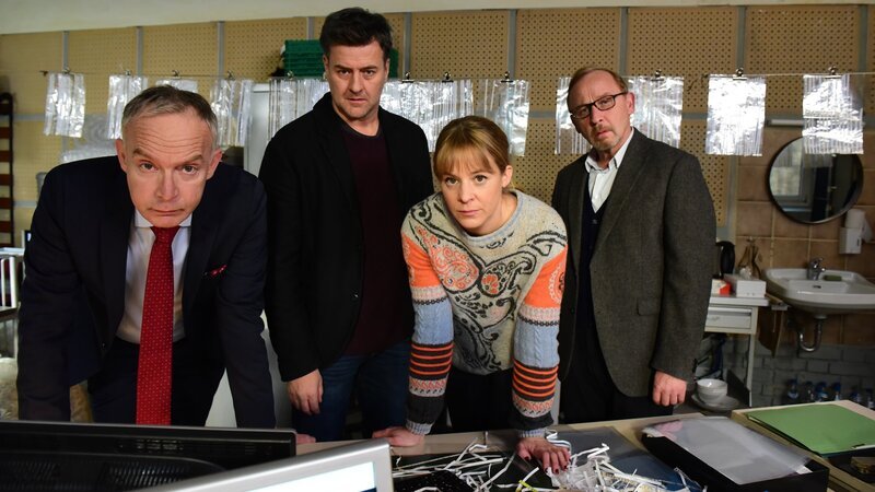 Helmut Zangel (Christoph Süß, l.), Harald Neuhauser (Marcus Mittermeier, 2. v. l. ), Angelika Flierl (Bernadette Heerwagen, 2.v.r.) und Ludwig Schaller (Alexander Held, r.) schauen sich gemeinsam ein Foto der Frau an, nach der gefahndet wird. Zangel erkennt die Frau als eine Angestellte seines Lieblingsitalieners wieder. – Bild: ZDF und Jürgen Olczyk
