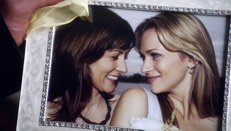 Ein maskierter Mann vergewaltigt eine Frau und schlägt eine weitere brutal nieder. Bei den beiden Opfern handelt es sich um das Paar Ann Jackson (Marguerite Stimpson, l.) und Dr. Debbie Shields (A.J. Cook). – Bild: VOX