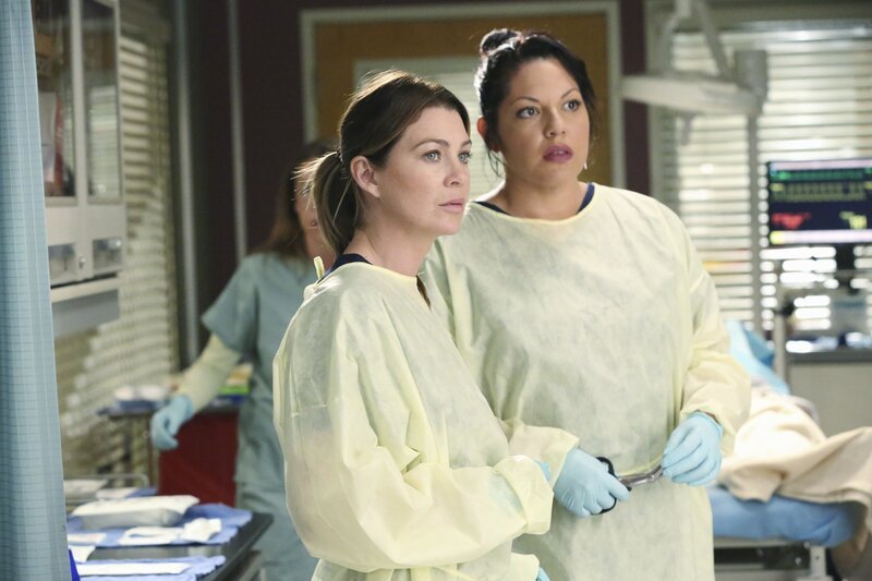 Meredith (Ellen Pompeo, l.) und Callie (Sara Ramirez, r.) können ihre privaten Probleme auch im Job nicht vergessen. – Bild: American Broadcasting Companies, Inc. /​ Adam Taylor