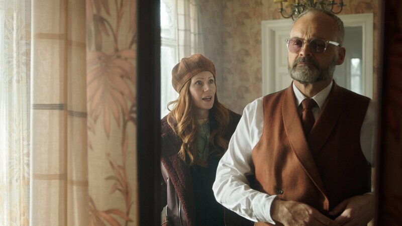 Unermüdlich versucht TV-Produzentin Klara Sandberg (Hanna Alström, l.) den berühmten Mordermittler Sven Hjerson (Johan Rheborg, r.) für eine Fernsehshow zu gewinnen, doch dieser zögert. – Bild: ZDF und B-Reel /​ Johan Paulin