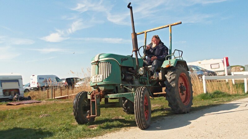 Platzwart Peter Müller ist eigentlich schon im Ruhestand, aber weil er nicht ohne seinen Platz kann, arbeitet in Teilzeit neben seiner Rente. – Bild: NDR