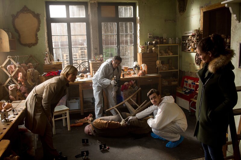 Das Team um Martina Seiffert (Astrid M. Fünderich, l.), Selma Kirsch (Yve Burbach, r.), Jan Arnaud (Mike Zaka Sommerfeldt, 2.v.l.) und Benedikt Förster (Florian Wünsche, 2.v.r.) beugt sich über das Mordopfer Dieter Moormann. – Bild: ZDF und MARKUS-FENCHEL