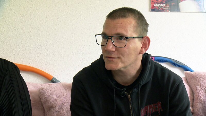 Mike hofft auf einen Job bei einem Non-Food-Discounter. – Bild: RTLZWEI