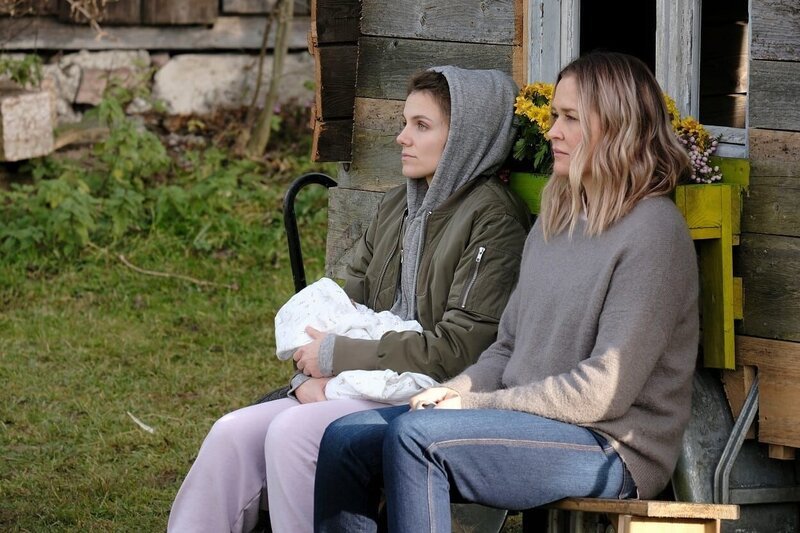 Für Sally Wilkens (Henriette Hölzel, l.) ist Lena Lorenz (Judith Hoersch, r.) eine der wenigen Menschen, denen sie vertraut, denn Lena glaubt daran, dass sie eine gute Mutter sein wird. – Bild: ZDF und Kerstin Stelter
