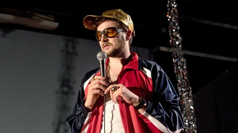 Eigentlich glaubt Stimpel (Phil Laude) mit seinem Rap im Coolness-Ranking Punkte zu machen, indem er sich auf die Schüler:innen und ihre Musik einstellt … – Bild: SWR/​DCM Pictures/​Clara Marnette